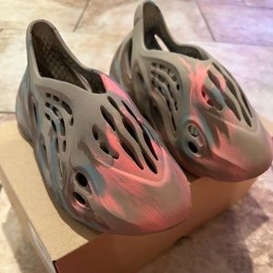 Yeezy Foam Runner sz 5